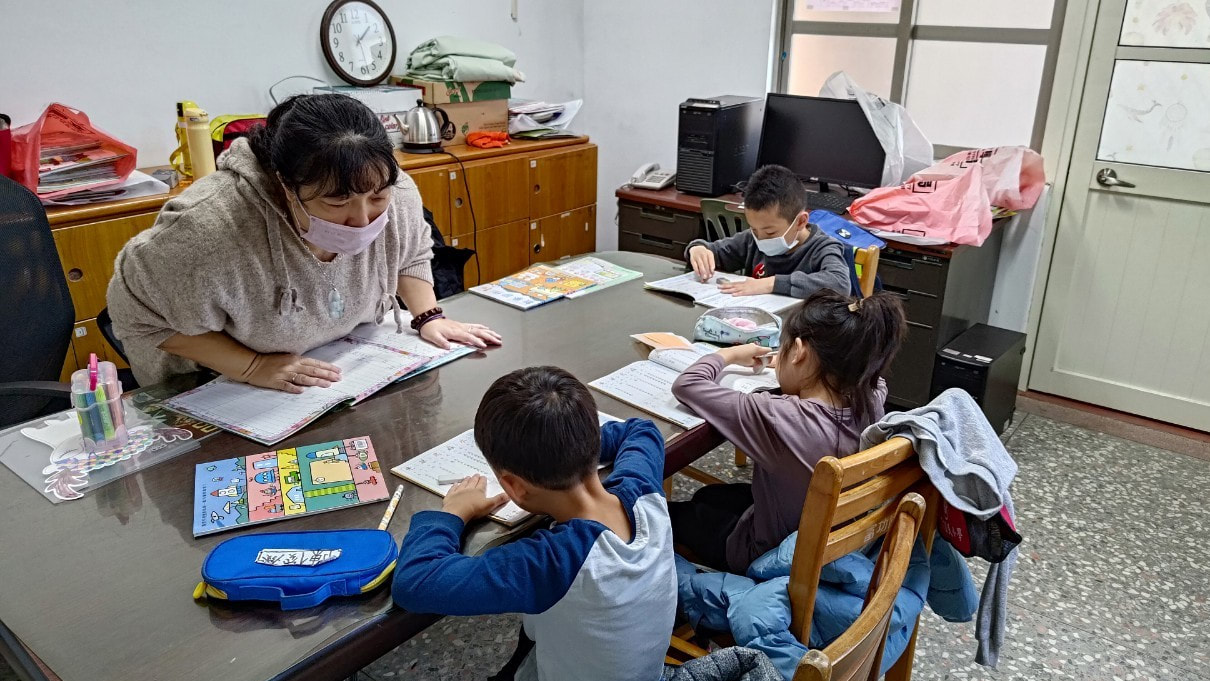 老師用耐心陪伴孩子們寫功課(2024年10月18日於南投草屯鎮富功國小,吳文炎攝影)