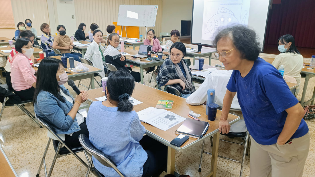 鄭玉英老師聆聽著學員們的分享(2024年6月16日於郵政博物館,鄭偉銘攝影)