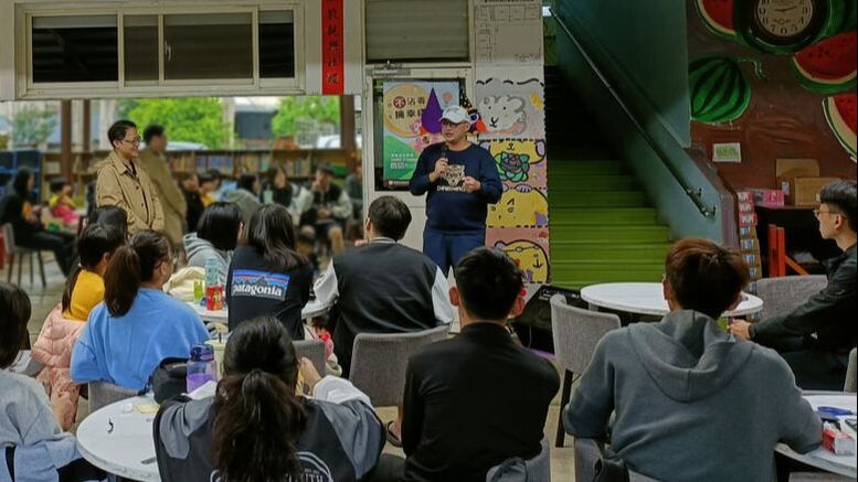 私董會的夥伴帶領育幼院的孩子們認識不同職業(2023年10月28日於桃園睦祥育幼院,鄭淮恩攝影)