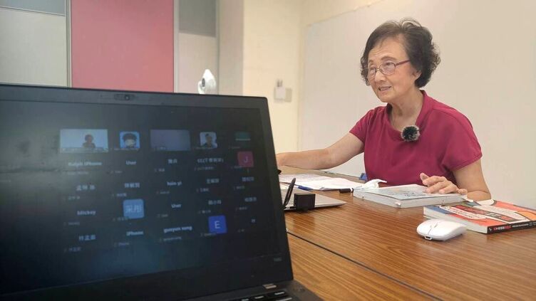 鄭玉英老師談自閉兒的內心歷程,有400多人在線上參與(2024年9月14日於臺北,鄭偉銘攝影)